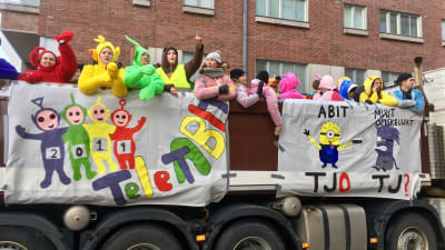 Fyra teletubbies och andra utklädda abiturienter på ett lastbilsflak på penkis i Åbo 2019.