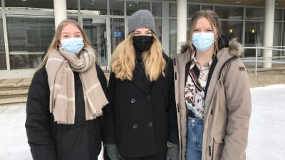 Anna Skoglund, Ellen Bos och Sofie Braxén, abiturienter på Vasa övningsskolas gymnasium.