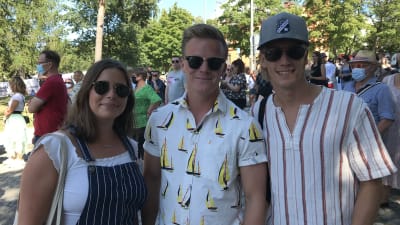 Amanda Backman, Wiljam Fors och Frans Villanen i kön in till Vaasa festival. Vaasa
