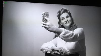 Janina Fry tar en selfie med sin mobiltelefon.