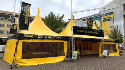 Scientologernas gula tält.