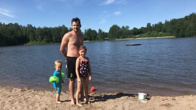 Robert Kristén står på stranden tillsammans med sina barn Freya och Elton.