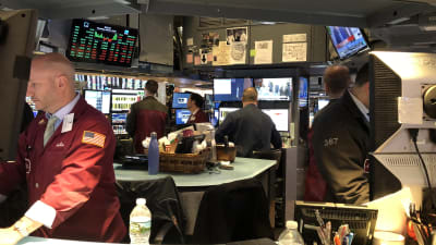 Intensivt arbete framför datorerna i de små båsen på Wall Street.