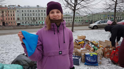 Dasja Znovjeva delar ut påsar som hon själv har sytt.