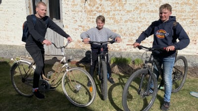 Högstadieeleverna Ben Haga, Alex Nyberg och Joar Holmqvist står med sina cyklar.