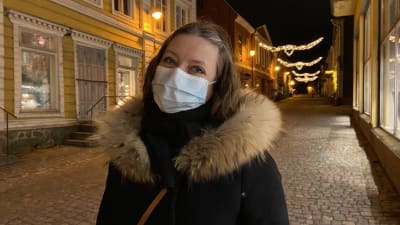 Ann-Sofie står i Borgå gamla stad iklädd vinterjacka och munskydd.