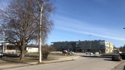 Ett omrde i Ekenäs som heter Hamntorget. Med parkering och bostadshus.