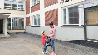 Romeo med mamma Nadia Boussir vid Vikinga skola i Vasa.