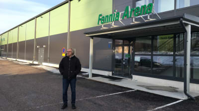 Henrik Sandström utanför bollhallen i Sjundeå 