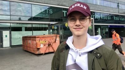 Pojke med glasögon som tittar rakt fram.