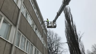 Jarmo Rantala på Länsirannikon kiinteistöpalvelu röjer snö från ett tak på Malmögatan i Vasa.