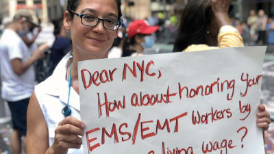 Jennifer Forgash demonstrerar för högre löner vid coronapard i New York den 7 juli 2021.