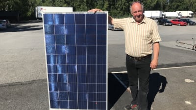 Solpanelsförsäljare Ari-Jussi Uunila förevisar solpanel.
