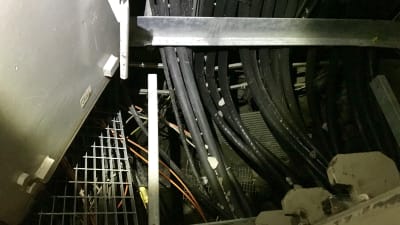 Kablar och galler i ett hisschakt