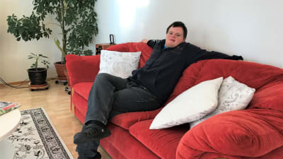 En man i en soffa.