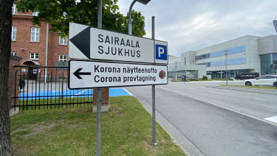 En sjukhusskylt och en skylt till corona provtagning.