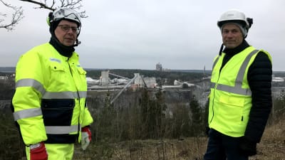 Två män framför gruvan i Pargas.