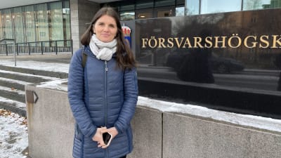 Jenny Madestam står utomhus med en jacka på.