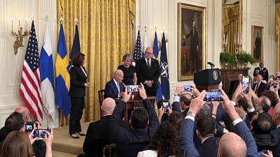 President Joe Biden skriver under Finlands Nato-ratificeringsprotokoll.
