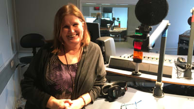 Anne Sseruwagi i en radiostudio.