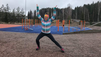 Kvinna poserar atletiskt