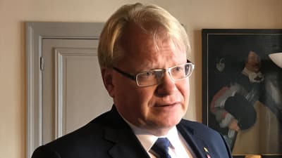 Porträtt på Sveriges försvarsminister Peter Hultqvist.