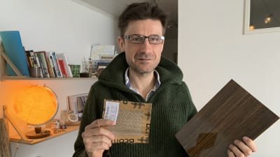 Pekka Laurila håller i ett par olika linmaterial.