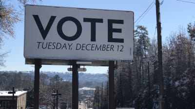 "Vote", det vill säga Rösta står det på den stora anslagstavlan invid en väg i Alabama
