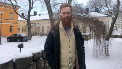 forskaren Jakob Löfgren står utomhus i vinterlandskap.