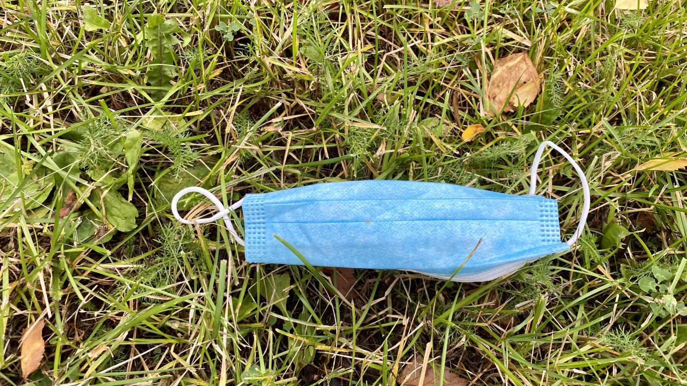 C'è un paradenti azzurro nell'erba.