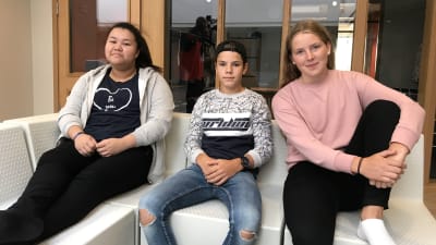 Tamika Laakso, Nikita Spånbo och Cajsa Kronström i Övernäs högstadieskolas elevråd tycker det finns både bra och mindre bra sidor då mobilfria dagar införs.