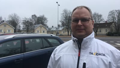 taxidatas VD tapani ekuri står utanför kontorsbyggnaden.
