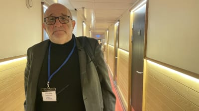 Jerzy Sarnecki står i en korridor.