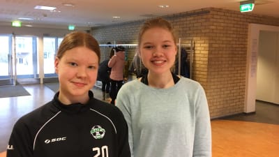 Profilbild på åttondeklassarna Alina Lindfors och Amelia Pettersson.