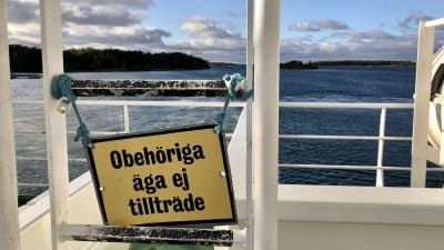 "Obehöriga äga ej tillträde" står det på stegen ombord på skärgårdsfärja