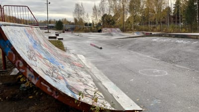 En skateboardramp i närbild.