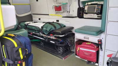 Närbild av insidan av en ambulans.