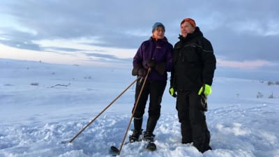 Marja ja Elmo Olkkola nautiskelemassa kaamoksen viimeisestä päivästä Nuorgamin Pulmankijärvellä. 