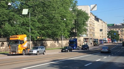 Lastbilar på rad på Mannerheimvägen i Helsingfors.