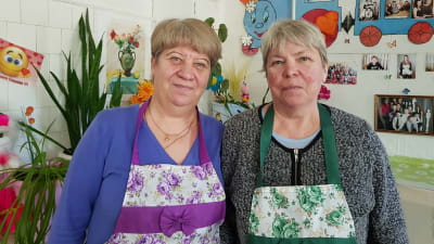 Svetlana Tujusova och Galina Maltseva  lagar varje vardag mat till cirka femtio barn.