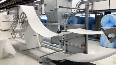 En stor symaskin som syr ihop filtertyg som sedan används som luftrenare.