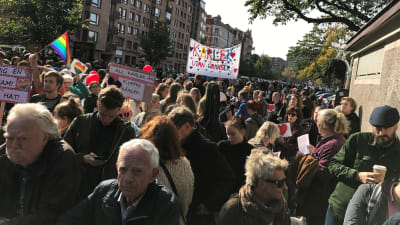Motdemonstranter marscherar för kärlek i Göteborg.