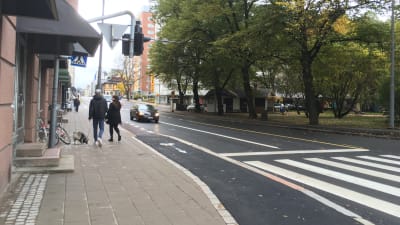 Cykelfilen övergår till cykelväg vid Humlegårdsgatans och Bangårdsgatans hörn.