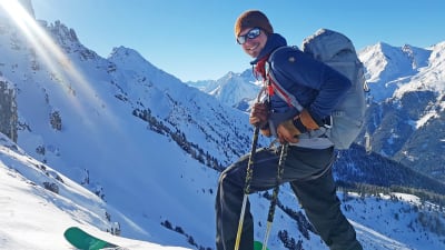 Fredrik Aspö på skidor uppe i bergen.