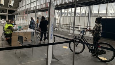 Cyklister som röstar i Hollands parlamentsval