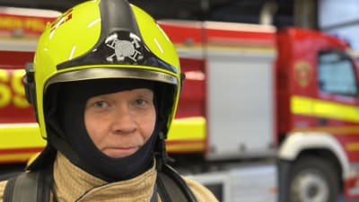 Brandman i full rökdykarmundering.