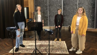 Luciakören spelade in sånger i studio för luciafestligheterna 2020.