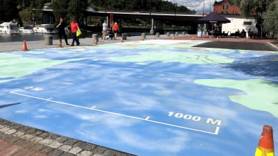 Stor karta över Borgå målad på asfalt.