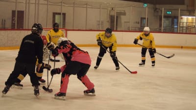 Tekning pågår i en ishockeymatch.