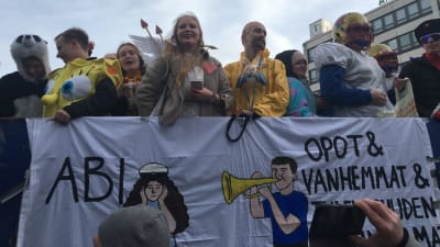 Abiturienter firar penkis i Vasa.